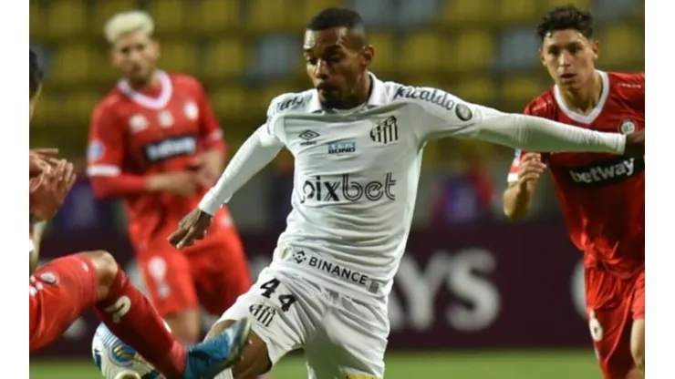 Foto: Ivan Storti/Santos FC/Divulgação - Lucas Pires: lateral lamentou baixou poder ofensivo do Peixe