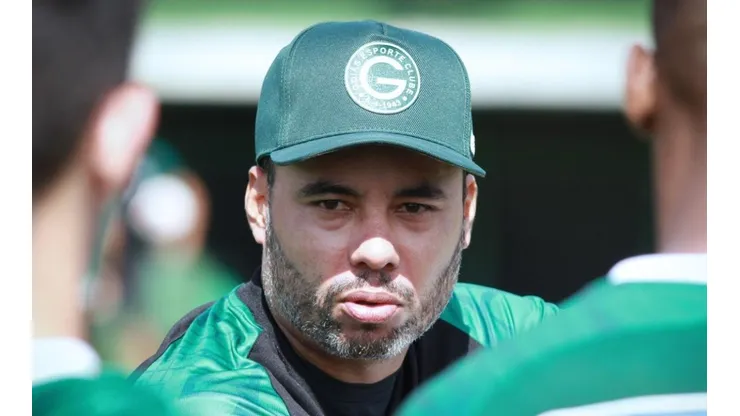 Foto: (Twitter Oficial Goiás/Rosiron Rodrigues/Goiás EC) - Jair Ventura tem mais um desfalque para montar o ataque do Goiás