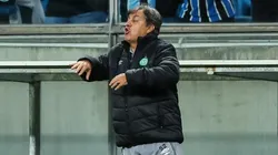 “Frio com a bola no pé”; Kleina se rende a talento e rasga elogios a meio-campista da Chape