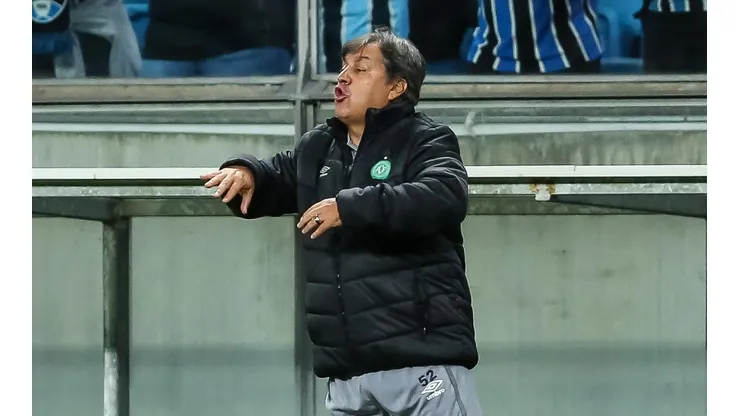 “Frio com a bola no pé”; Kleina se rende a talento e rasga elogios a meio-campista da Chape