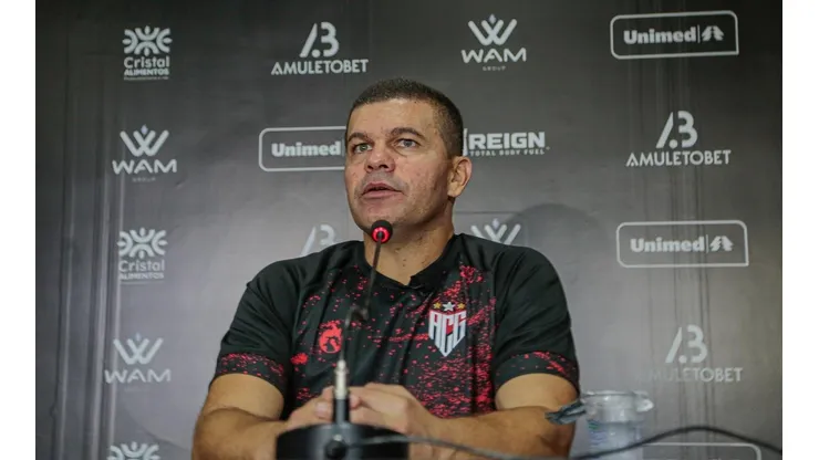 Foto: (Flickr Oficial Atlético Goianiense/Bruno Corsino/ACG) - Umberto Louzer lamentou a virada sofrida pelo Atlético-GO nesta quarta (27)