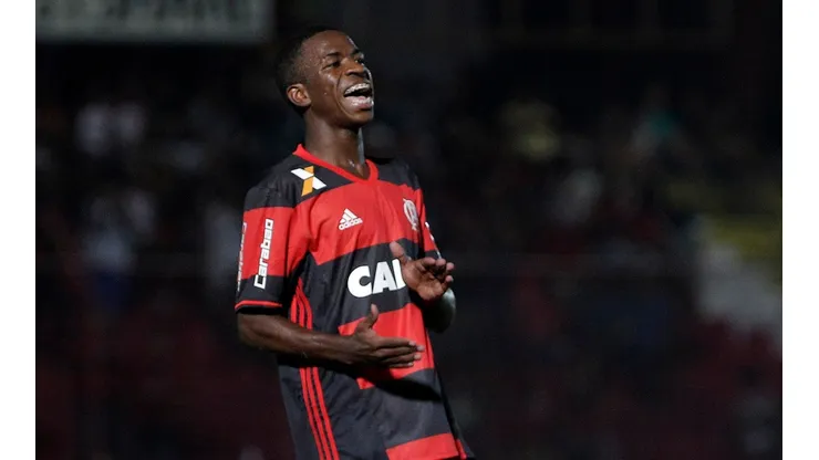 Foto: Daniel Vorley/AGIF | Vini Jr. foi observado por rival do Flamengo, que via brecha em ambiente instável financeiramente