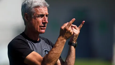Foto: Vitor Silva/Botafogo/Divulgação - Luís Castro: técnico não conta com jogador para sequência do ano