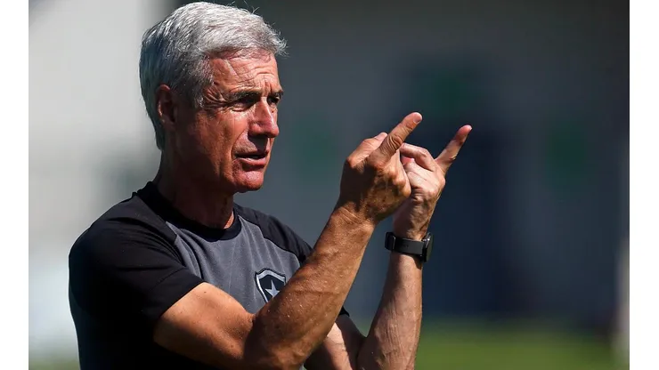 Foto: Vitor Silva/Botafogo/Divulgação - Luís Castro: técnico não conta com jogador para sequência do ano