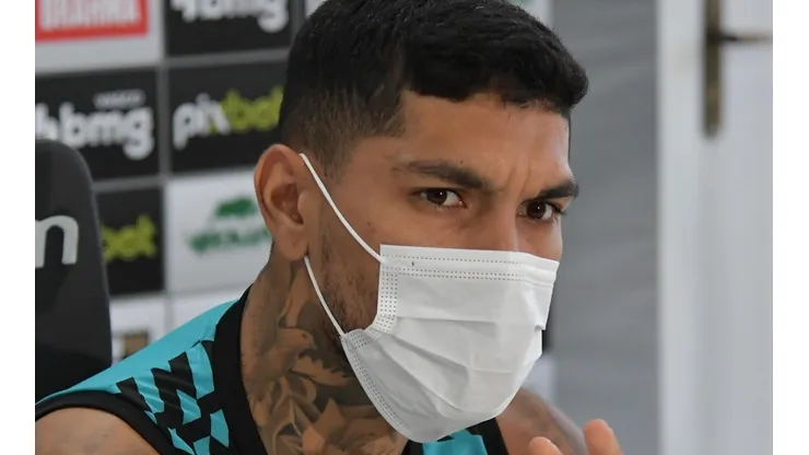 “Absurdo”: Yuri Lara é pivô de acusação pesada feita por Hélio dos Anjos; Vasco repudia em nota