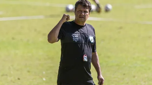 Foto: (Ricardo Chicarelli/Londrina EC.) - Adilson Batista ainda não repetiu nenhuma escalação em seis jogos no comando do Londrina