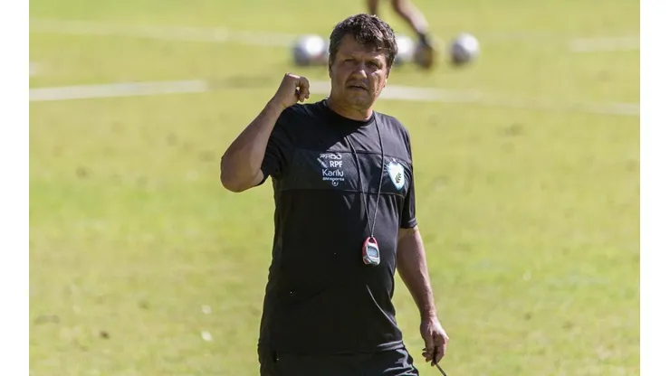 Foto: (Ricardo Chicarelli/Londrina EC.) - Adilson Batista ainda não repetiu nenhuma escalação em seis jogos no comando do Londrina