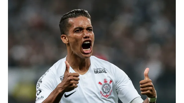 Foto: Ale Cabral/AGIF - Pedrinho tem interesse forte do Wolverhampton, da Premier League, para próxima janela