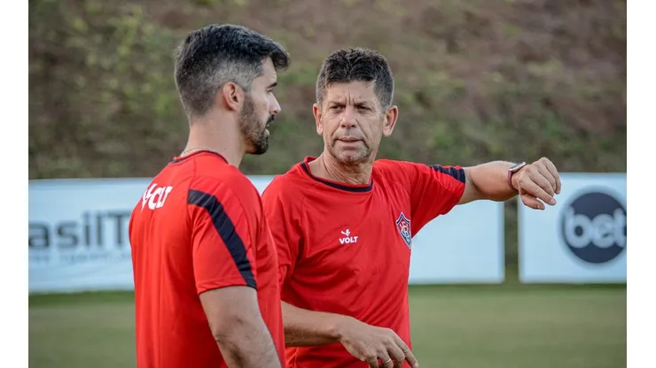 Foto: (Flickr Oficial Vitória/Victor Ferreira) - Rodrigo Soares, à direita, está próximo de sua estreia no comando do Vitória