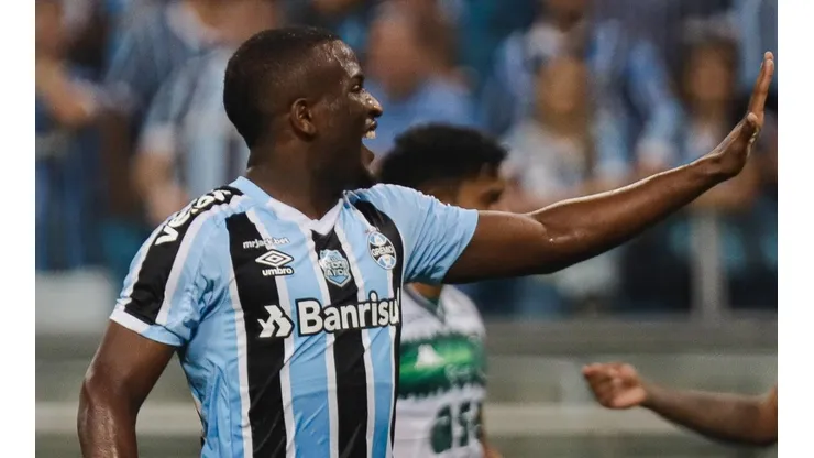 Elias comemora pontos conquistado e expõe estratégia de Roger Machado