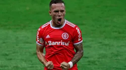 Peglow com a camisa do Internacional (Foto: Fernando Alves/AGIF)