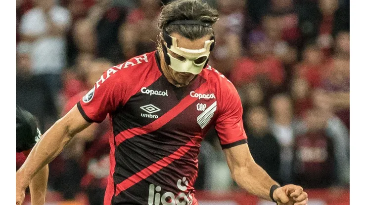 Foto: Robson Mafra/AGIF - Canobbio (foto) pode entrar em função diferente no Athletico diante do Libertad