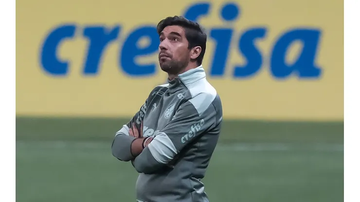 Marcello Zambrana/AGIF - Abel é "cutucado" no Palmeiras