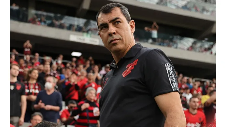 Foto: José Tramontin/athletico.com.br/Divulgação - Carille: conversou com o estrangeiros nos bastidores do Furacão