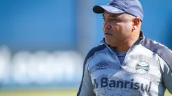 Foto: Lucas Uebel/Grêmio/Divulgação - Roger Machado: tem nova opção para o meio de campo do Grêmio