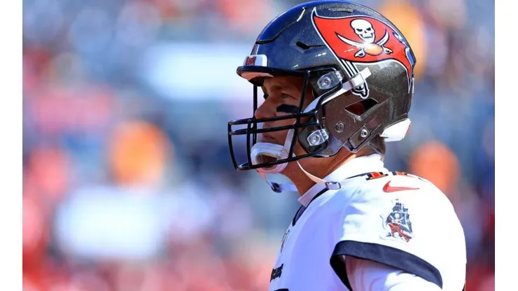 Mike Ehrmann/Getty Images/ Tom Brady e Tampa Bay Buccaneers chegam a um acordo para reconstrução salarial.