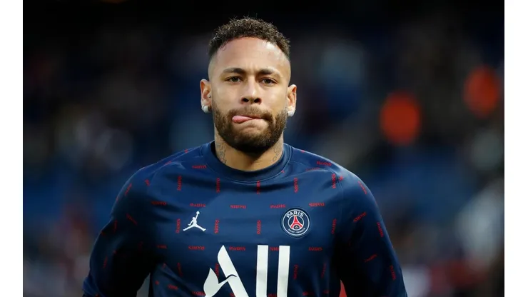 Foto: Catherine Steenkeste/Getty Images | Neymar renovou por mais três anos com o PSG e segue provocando os críticos