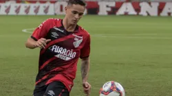 Khellven tem perdido espaço no Athletico (Foto: Robson Mafra/AGIF)