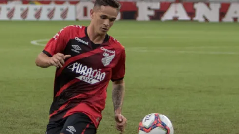 Khellven tem perdido espaço no Athletico (Foto: Robson Mafra/AGIF)