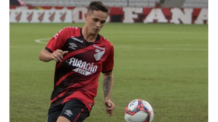 Khellven tem perdido espaço no Athletico (Foto: Robson Mafra/AGIF)