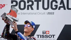 Jose Breton/Pics Action/NurPhoto via Getty Images - Fabio Quartararo com o troféu de vencedor do GP de Portimão