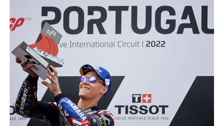 Jose Breton/Pics Action/NurPhoto via Getty Images - Fabio Quartararo com o troféu de vencedor do GP de Portimão