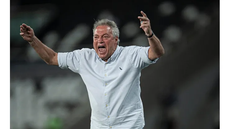 Foto: Jorge Rodrigues/AGIF | Abel Braga tem sido alvo de fortes críticas por esquema com três zagueiros