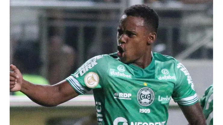 Foto: (Fernando Moreno/AGIF) - Igor Paixão foi o cara do jogo no empate do Coritiba com o Atlético neste sábado (23)