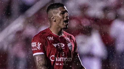 Foto: (Heber Gomes/AGIF) - Rafinha deve ser a grande novidade da escalação do Vila Nova para a próxima rodada da Série B