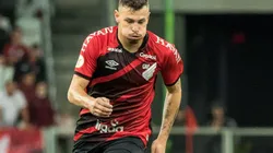 Foto: Robson Mafra/AGIF - Hugo Moura: volante pertence ao Flamengo e desfalca o Athletico no fim de semana