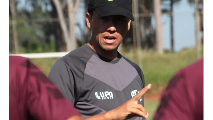 Jonatan Dutra/Ferroviária SA. Thiago Carpini decidirá qual time enfrenta o Bahia de Feira pouco antes do confronto