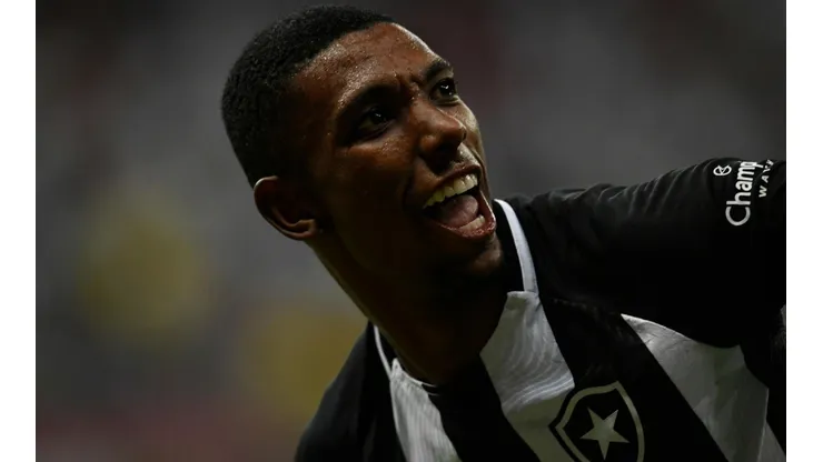 Mateus Bonomi/AGIF - Sem definir situação de Kanu, Bota segue ativo no mercado.