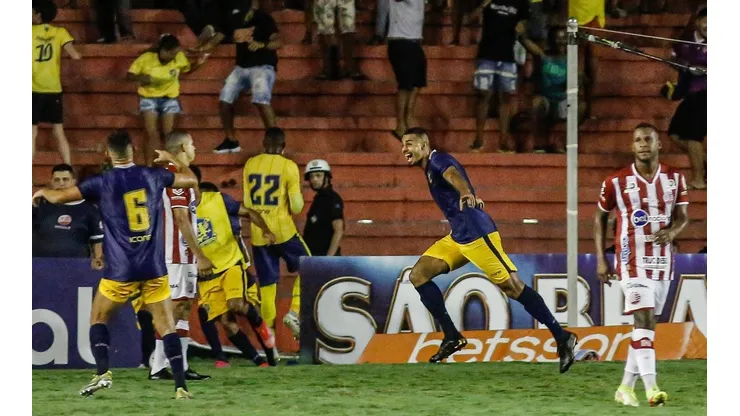 Foto: Paulo Paiva/AGIF - Retrô abre vantagem sobre o Náutico na final do Campeonato Pernambucano