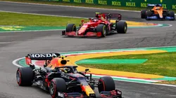 Clive Mason - Formula 1/Formula 1 via Getty Images - Carros da Red Bull, Ferrari e McLaren na pista