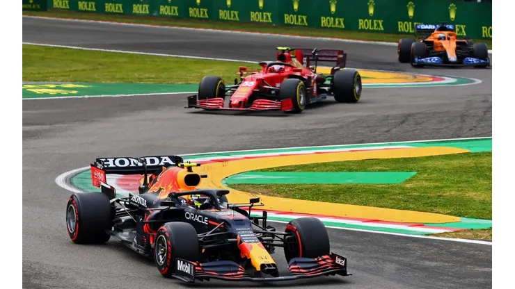 Clive Mason - Formula 1/Formula 1 via Getty Images - Carros da Red Bull, Ferrari e McLaren na pista