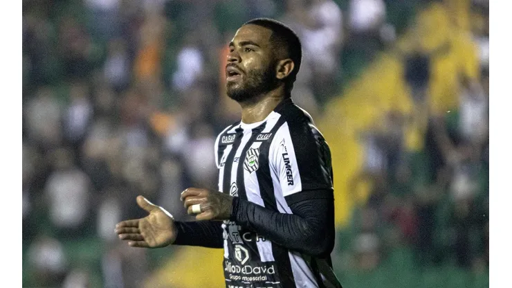 Foto: (Flickr Oficial Figueirense/Patrick Floriani/FFC) - Jhon Cley marcou um dos gols da última vitória do Figueirense na Série C