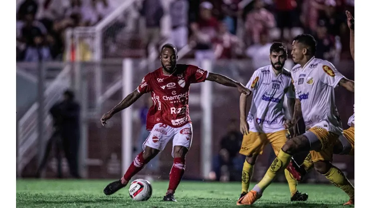 Heber Gomes/AGIF. Andrade já levou quatro advertências e uma expulsão em campo, em 13 jogos disputados pelo Vila Nova