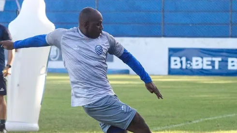 Foto: (Morgana Oliveira/CSA) - Sassá pode fazer sua estreia com a camisa azulina no próximo jogo do CSA