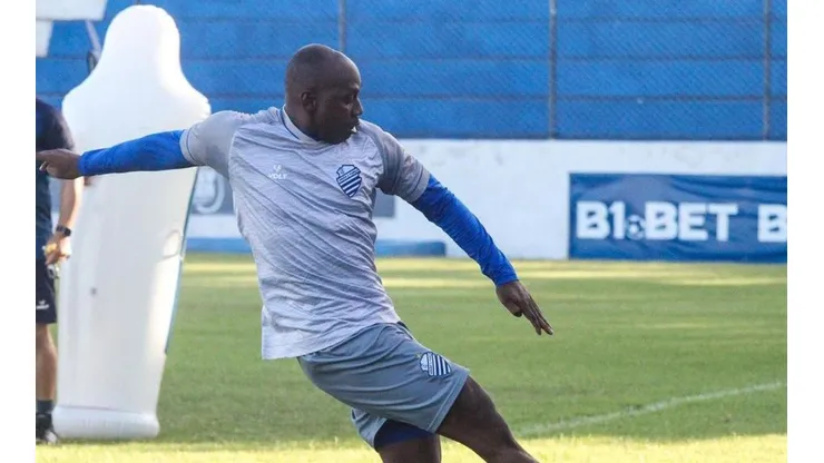 Foto: (Morgana Oliveira/CSA) - Sassá pode fazer sua estreia com a camisa azulina no próximo jogo do CSA