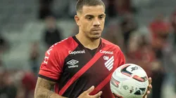 Terans com a camisa do Athletico Paranaense (Foto: Robson Mafra/AGIF)