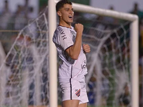 Vitor Bueno "detona" gramado em jogo do Athletico e cobra CBF
