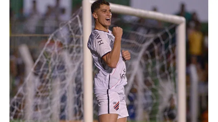 Foto: José Tramontin/athletico.com.br/Divulgação - Vitor Bueno: destaque do Athletico na estreia na Copa do Brasil