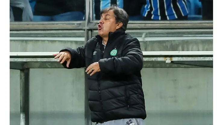 Foto: (Pedro H. Tesch/AGIF) - Gilson Kleina perdeu uma de suas peças na defesa da Chapecoense por conta de uma lesão
