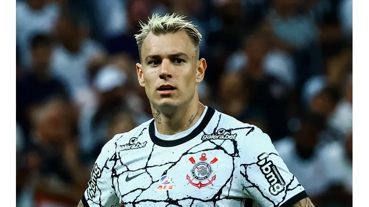 Foto: Marcello Zambrana/AGIF - Róger Guedes expõe decisão de Vítor Pereira que não agrada o elenco