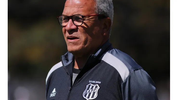Joao Vitor Rezende Borba/AGIF/ Precisando da vitória, Hélio dos Anjos poderá ganhar até três reforços para duelo contra o CRB, pelo Brasileirão Série B.
