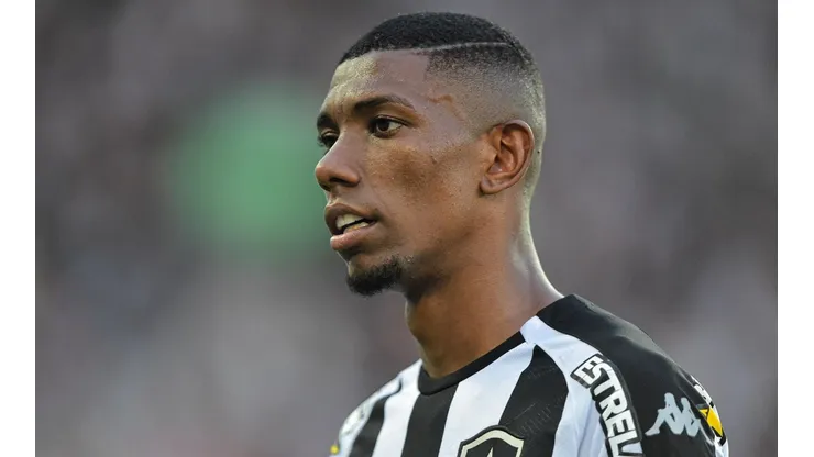 Diretoria avança por renovação de Kanu, mas detalhes travam negociação; CONFIRA