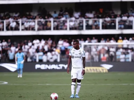 “Não funcionou”; jornalista elogia Pires, mas vê meia ‘com problemas’ no Santos