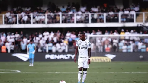 Lucas Pires pelo Santos no jogo contra o Ituano — Foto: Ettore Chiereguini/AGIF