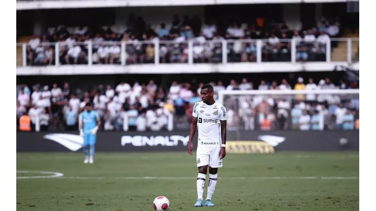 Lucas Pires pelo Santos no jogo contra o Ituano — Foto: Ettore Chiereguini/AGIF