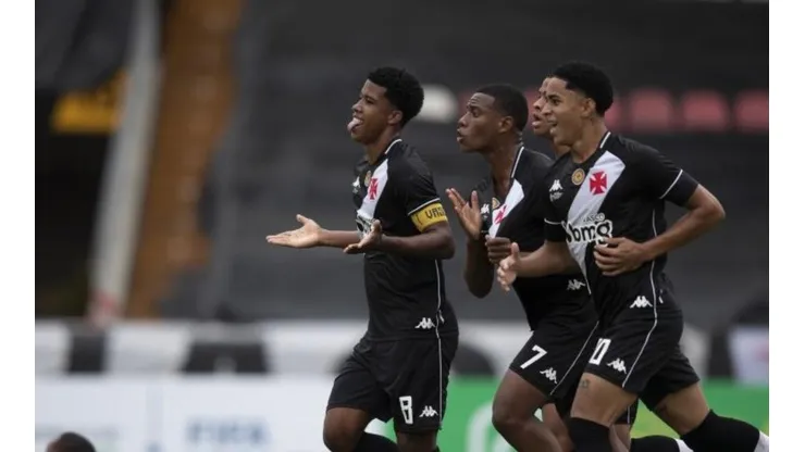 Thais Magalhães/CBF/ "40 milhões de euros"; Torcedores do Vasco comentam multa rescisória de garoto da base que assinou contrato profissional.